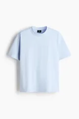Remera de corte relajado, color celeste, de manga corta y cuello redondo.