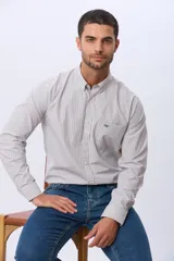 Camisa sport de manga larga a cuadros con cuello abotonado, bolsillo en el pecho con logo bordado y cierre frontal de botones.