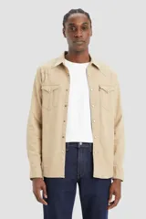 Camisa de estilo western Levi's, confeccionada en denim color beige. Presenta cierre frontal con botones a presión, dos bolsillos en el pecho con solapa y detalle de etiqueta roja característica de la marca.