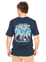 Remera azul marino de manga corta con gran estampado en la espalda que ilustra una escena de rugby junto al texto "Modo imparable".