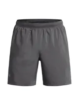 Short deportivo Under Armour de 7 pulgadas, color gris, con logo reflectante en el lateral y forro interior de malla. Cuenta con cintura elástica con cordón interno, paneles de ventilación y bolsillos laterales.