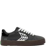 Championes Cariuma modelo Catiba Pro 2.0, confeccionados en gamuza y tejido Cordura color gris oscuro. Presentan suela de goma color marrón con textura estriada, cordones blancos y el logo característico de la marca en el lateral.