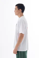 Remera blanca de algodón con cuello redondo y mangas cortas. Estampado en la espalda con ilustración de personajes de Dragon Ball Z intervenidos por el artista coreano Lonely Weirdo Club.