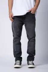 Pantalón de jean de corte recto y tiro medio, en color azul claro lavado, con cierre frontal y bolsillos laterales.