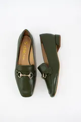 Mocasines de cuero color verde oliva, con detalle de herraje metálico dorado en el empeine y taco bajo cuadrado.