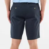 Bermuda chino azul marino confeccionada en tejido dobby, con bolsillos laterales y traseros, ideal para un estilo casual de verano.