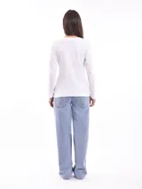 Remera negra de manga larga con escote en V y estampa frontal blanca con diseño de soles y la frase 'Woke Up'.