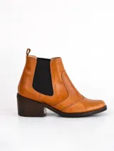 Botín Chelsea de cuero color bordó, con elástico lateral negro y taco bajo cuadrado.