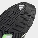 Championes de entrenamiento Adidas Dropset Control, color gris con detalles en negro y verde. Presentan ajuste ancho, mediasuela estable y sistema de torsión de TPU en el mediopié. El exterior es de tejido de malla.