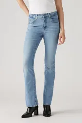 Pantalón de jean de tiro alto y corte bootcut, color celeste claro.