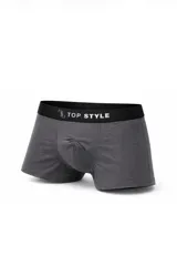 Boxer de algodón color beige, con cintura elástica negra que presenta el logotipo de la marca impreso en blanco.