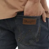 Pantalón de jean Wrangler modelo Larston, corte slim fit, color azul oscuro.