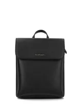 Mochila de ecocuero con textura tipo saffiano, diseño estructurado con solapa frontal y cierre de cremallera. Incluye asa superior y correas ajustables.