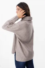 Sweater de punto con cuello polera, de corte holgado y mangas largas con puños acanalados.