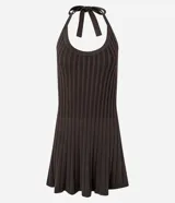 Vestido sin mangas, color marrón oscuro, con escote tipo halter y lazo en el cuello. El tejido es de malla con efecto tricot texturizado acanalado.