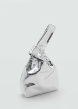 Bolso de mano tipo saco con diseño minimalista y efecto metalizado. Cuenta con un asa integrada y cierre mediante nudo superior.