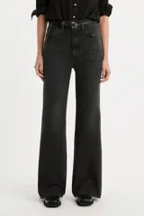 Jeans negros de tiro alto, corte acampanado y estilo "bell bottom".