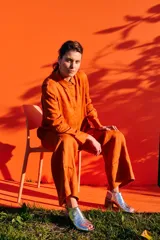 Sandalia de mujer color plateado con textura de cocodrilo, diseño de botín abierto (peep-toe) y tacón ancho de madera.