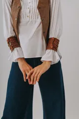 Jean wide leg de tiro alto en color azul oscuro, con corte amplio en las piernas y presillas para cinturón.