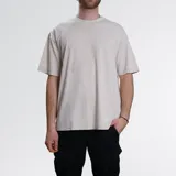 Remera beige de algodón con efecto acid wash y corte holgado.