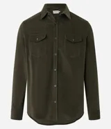 Camisa de terciopelo marrón de corte regular para hombre, con cuello clásico, manga larga, cierre frontal de botones y dos bolsillos delanteros con solapa.