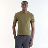 Remera de manga corta color verde militar, con cuello redondo y diseño slim fit.