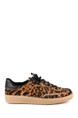 Championes de estilo urbano con diseño de animal print de leopardo, confeccionados en material con textura de pelo. Presenta detalles en cuero negro en el talón, cordones negros y suela de goma color beige.