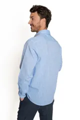 Camisa celeste de lino y algodón, de manga larga y corte clásico.