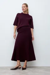 Falda midi tejida de corte recto y silueta ajustada, con cintura elástica y diseño minimalista.