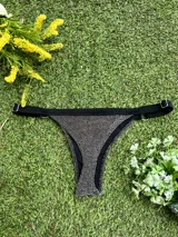 Conjunto de bikini plateado brillante con corpiño triangular con abertura para agregar tazas y bombacha colaless regulable.