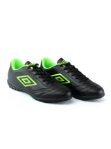 Championes de fútbol Umbro Classic II TF, color negro con detalles en verde neón. Capellada de cuero sintético y suela de goma con tapones para césped artificial.