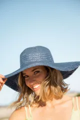 Sombrero de ala ancha color azul marino, con textura tejida.