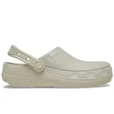 Zuecos Crocs modelo Classic Crafted Clog de color beige, con capellada de lona textil y suela de goma Croslite con correa pivotante en el talón.