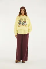 Pantalón negro de silueta amplia y caída relajada, con cintura elástica ajustable mediante cordón blanco y detalles de vivos laterales en color blanco.