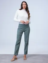 Pantalón verde militar de gabardina elastizada, marca Ruby Rd. Delantera con bolsillos simulados y trasera con bolsillos aplicados.