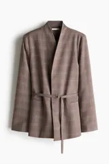 Blazer de corte recto con estampado a cuadros, escote en pico sin solapas y frente superpuesto. Presenta hombreras, bolsillos delanteros ribeteados, aberturas en los puños y un cinturón fino extraíble con anillas en D para ajustar en la cintura.