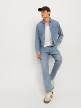Jean de corte relajado y tiro alto con pierna recta, confeccionado en denim de tono azul claro con acabado stonewash. Presenta el clásico diseño de cinco bolsillos y cierre frontal con botones.