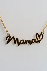 Collar de cadena fina con dije de la palabra 'Mamá' en cursiva y un pequeño corazón al final.