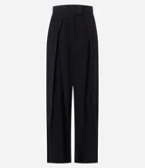 Pantalón de sastrería color negro, con cintura estructurada, pliegues delanteros, corte recto y cierre asimétrico.