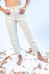 Pantalón baggy color beige con bolsillos laterales y traseros.