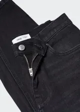 Jeans de corte mom fit y tiro alto, color negro, con diseño de cinco bolsillos, cierre de cremallera y botón, y largo al tobillo.