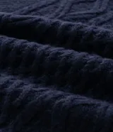 Chaleco de punto en color azul marino, con escote en V y diseño sin mangas. Confeccionado en mezcla de acrílico, poliéster, poliamida y elastano.