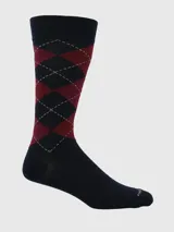 Calcetín de largo medio con diseño de rombos tipo argyle en tonos azul marino y bordó, con puño elástico suave.