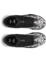 Championes de fútbol Under Armour Shadow Turf 3, diseñados para césped artificial. Presentan un diseño en color negro con detalles gráficos en blanco y negro en la puntera y el talón. Cuentan con suela de goma con tacos estratégicos para un agarre máximo y entresuela Charged Cushioning para mayor amortiguación.