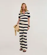 Pantalón de punto a rayas horizontales anchas, color blanco y azul marino, de corte recto y tiro alto con cintura elástica y lazo ajustable.