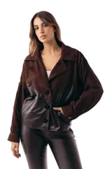 Campera bomber de cuero ovino negro combinada con gamuza chocolate, cuello solapa y cierre frontal de botones. Presenta mangas largas con detalles de costuras decorativas y bolsillos laterales ribeteados.