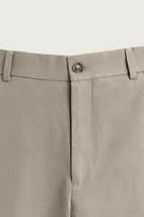 Pantalón relaxed fit para hombre, confeccionado en tejido con mezcla de algodón y lino, en color beige. Presenta bolsillos laterales, bolsillos traseros de plastrón y cierre frontal con cremallera y botón.