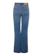 Jean de mezclilla azul claro, tiro alto, corte ajustado hasta la rodilla y pierna acampanada (flare). Presenta cierre de botón y cremallera.