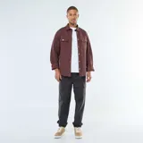 Pantalón cargo negro de corte holgado con cintura elástica y puños ajustados. Presenta bolsillos cargo en ambos muslos.