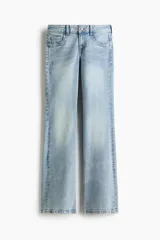 Jean de denim celeste claro con efecto desteñido, tiro bajo, corte ajustado en la parte superior y piernas acampanadas.
